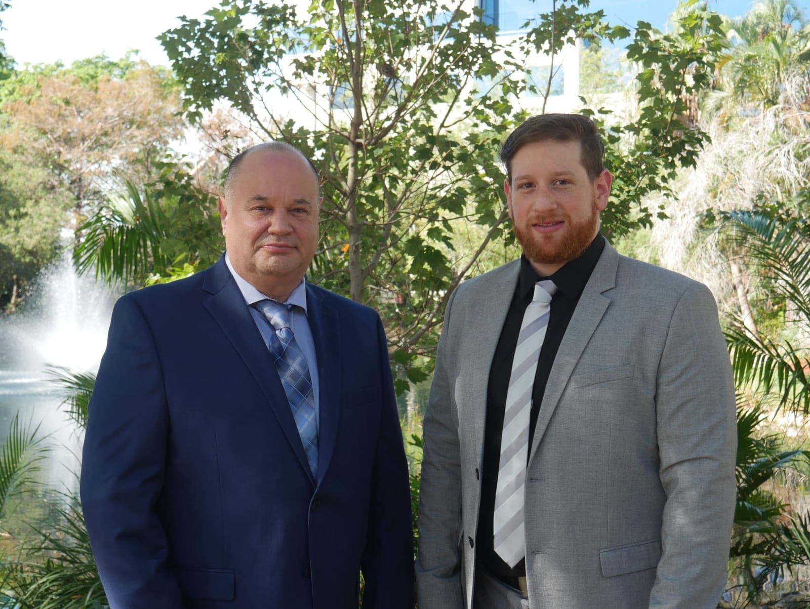 Jorge Schneider junto a un integrante del equipo de JFS Bizup, en un jardín de Miami